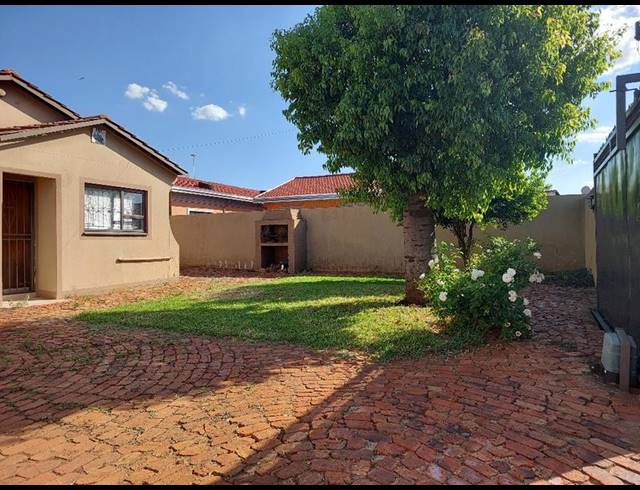 2 BEDROOM HOUSE FOR SALE IN THOKOZA EXT 2
